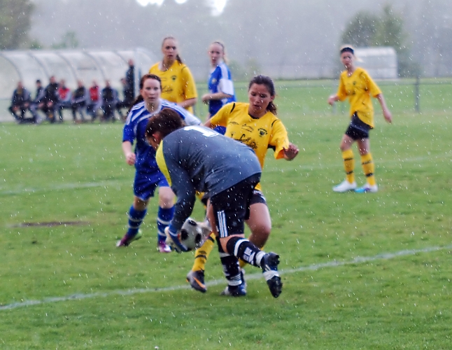 2011_0525_02.JPG - Norrby's målvakt hinner ta bollen precis före Betty Blixt