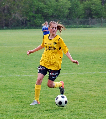 2011_0525_03.JPG - Adelisa Grabus skjuter mot mål . . . .