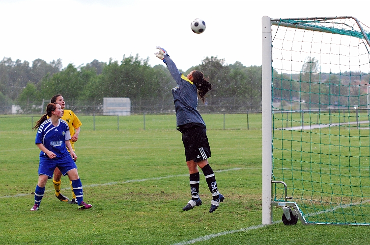 2011_0525_04.JPG - . . . . men målvakten gör en fin räddning och tippar bollen till hörna