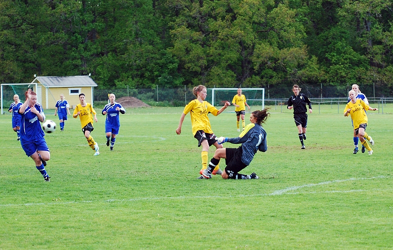 2011_0525_05.JPG - Målvakten hinner ut utanför straffområdet och rensar undan bollen