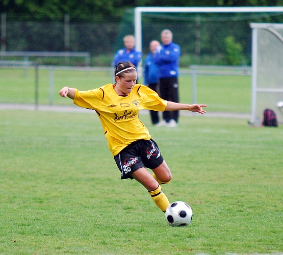 2011_0525_06.JPG - Ida Asp lyfter in bollen mot mål