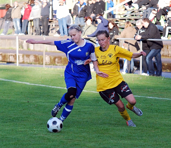 2011_0525_14.JPG - Adelisa Grabus försöker att trycka sig förbi sin motståndare