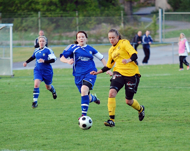 2011_0525_20.JPG - Elin Segerstedt på väg igenom ensam mot målvakten och . . . .