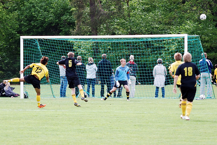 2011_0528_01.JPG - Mack skjuter över från ett skapligt läge strax innanför straffområdet