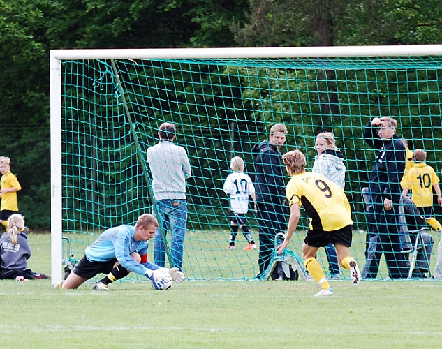 2011_0528_02.JPG - Simon Borell är framme för en eventuell retur från målvakten