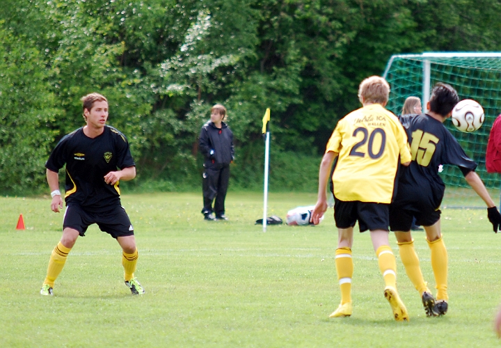 2011_0528_03.JPG - Kristoffer Kullander i närkamp om bollen