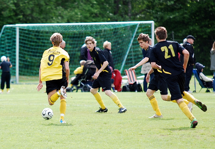 2011_0528_06.JPG - Simon Borell försöker att hitta en lucka i Dingtuna's försvar