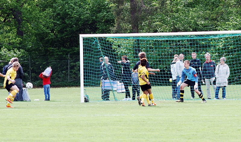 2011_0528_08.JPG - Brandon Wade har ett bra läge men bollen kom väldigt hastigt och han fick ingen bra träff på den