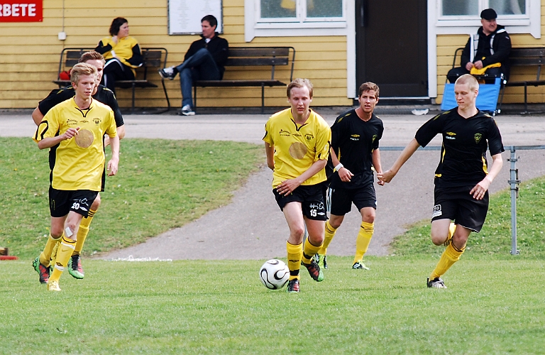 2011_0528_09.JPG - Södra's mittfältare Jesper Dahlström är nere och hämtar boll