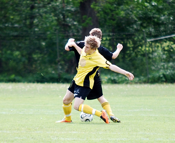 2011_0528_11.JPG - Brandon Wade får frispark efter ojust spel av frösvararen