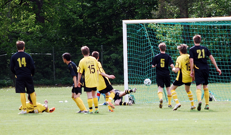 2011_0528_12.JPG - Simon Borell skjuter en frispark i burgavelns utsida