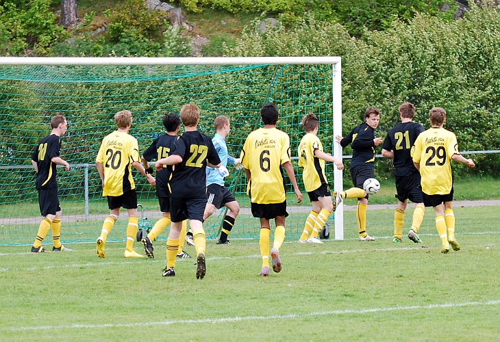 2011_0528_16.JPG - Ännu en målchans för Södra men Dingtuna spelarna får undan bollen