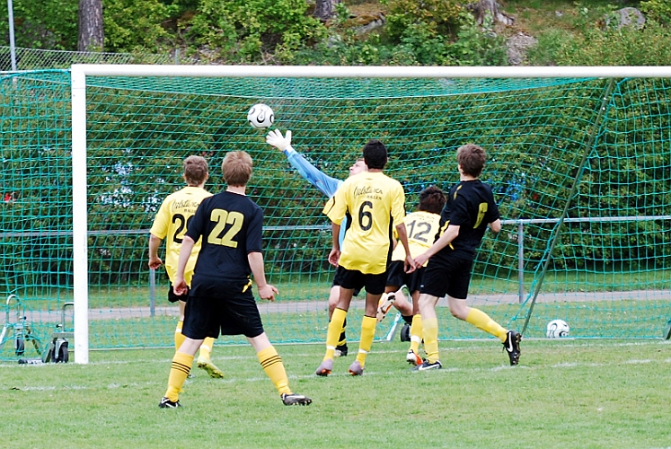 2011_0528_17.JPG - Mack utökar Södra's ledning till 2-0