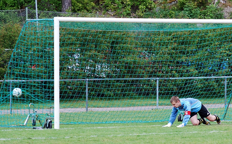 2011_0528_19.JPG - Simon Borell slår lugnt och säkert in 3-0 till Södra och matchen är avgjord