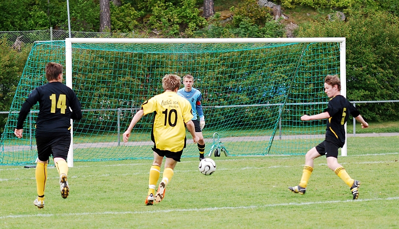 2011_0528_20.JPG - Brandon Wade i bra läge men bollen går utanför målet