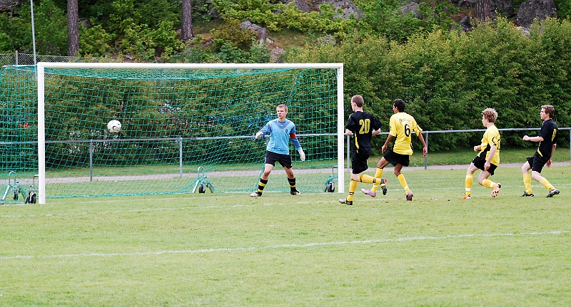 2011_0528_21.JPG - Ett hårt inlägg från högerkanten passerar alla framför målet, men bollen går utanför stolpen