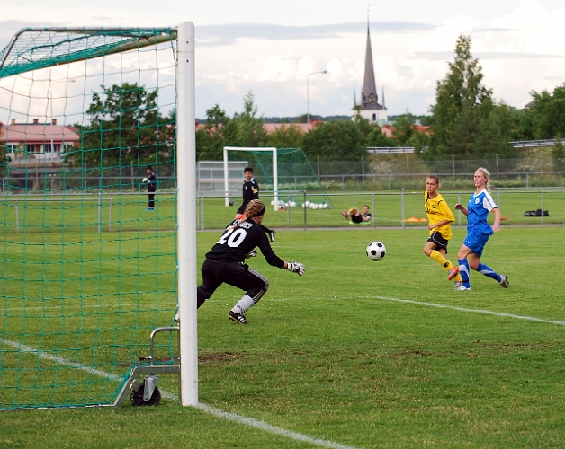 2011_0620_11.JPG - Adelisa Grabus skjuter från kanten, målvakten tippar ut bollen åt höger . . . .