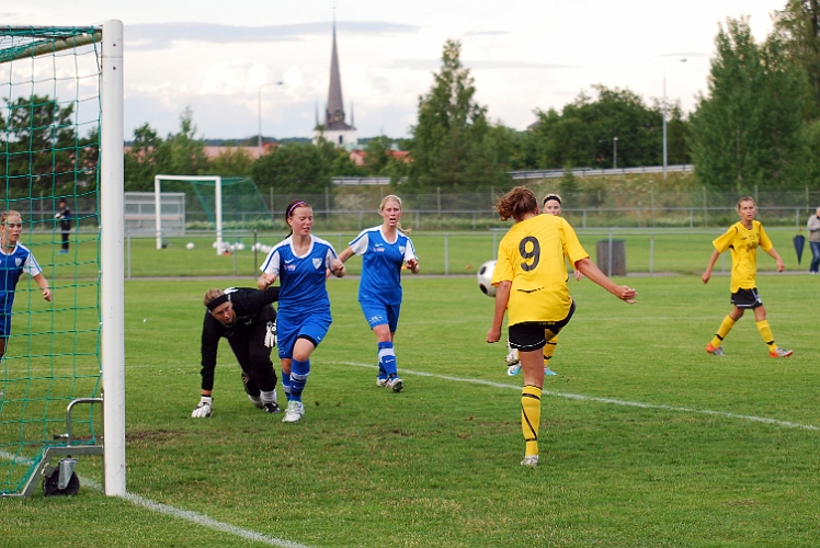 2011_0620_12.JPG - . . . . till en helt fri Sofia Larsson som har öppet mål, men som lägger bollen över målet