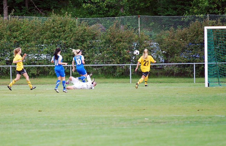 2011_0620_17.JPG - Götlunda reducerar till 3-1 genom Sandra Sjöberg