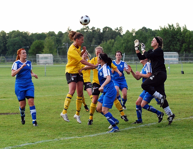 2011_0620_25.JPG - Sofia Larsson går upp för att nicka efter en hörna