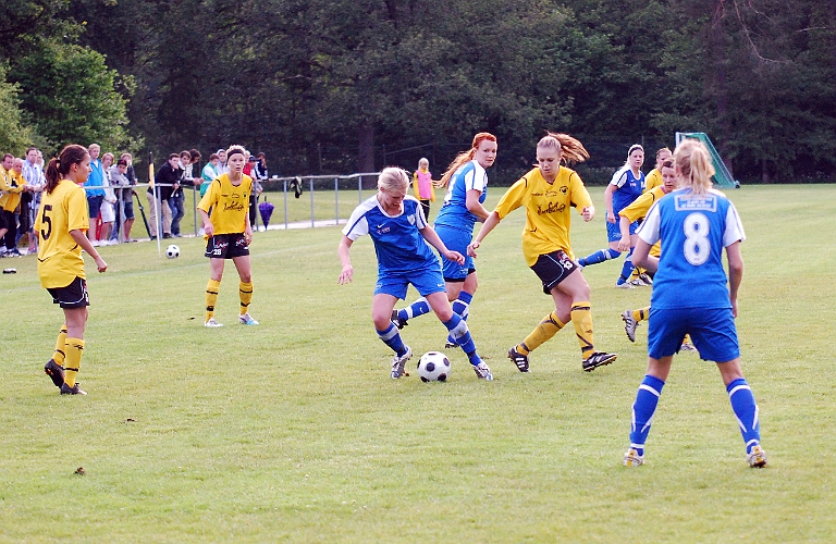 2011_0620_26.JPG - Elin Segerstedt sätter press på Götlunda spelaren