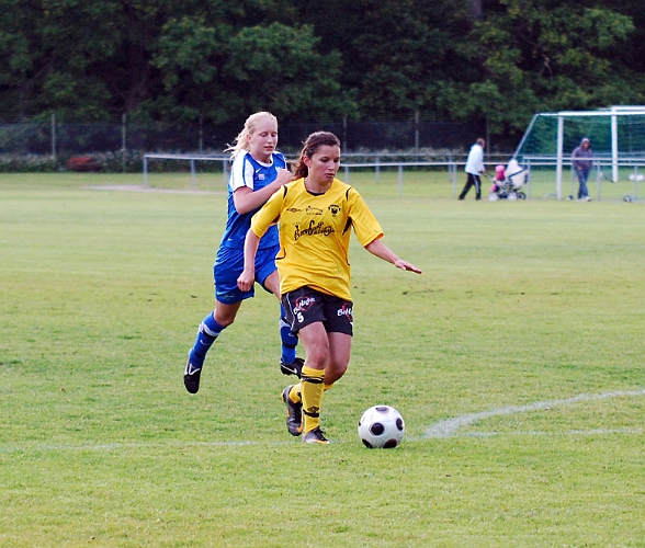 2011_0620_28.JPG - Betty Blixt ensam mot målet men målvakten gör en bra räddning på skottet