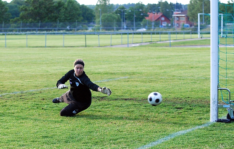 2011_0620_36.JPG - Ytterligare ett distinkt skott från distans av Elin Segerstedt, men bollen tar klockrent i stolpen och går ut parallellt med mållinjen