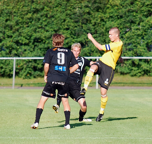 2011_0719_04.JPG - Gustav Gustavsson försöker att rensa undan bollen