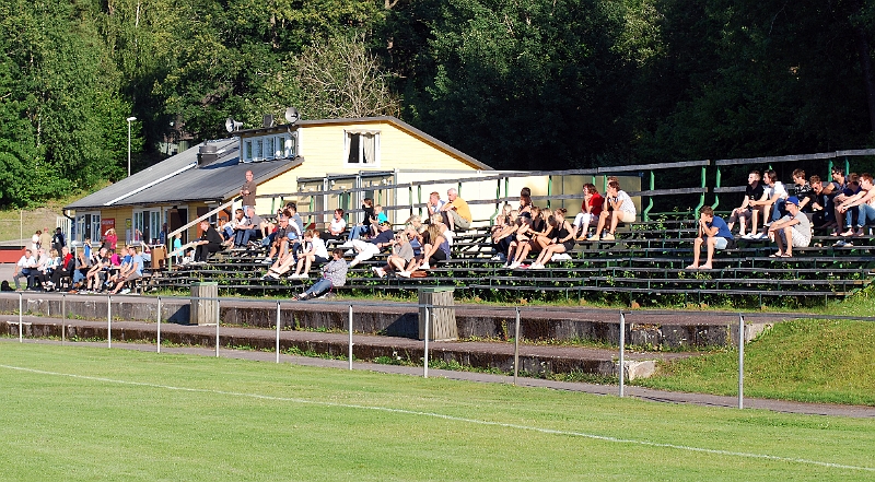2011_0719_17.JPG - Det var en del publik på träningsmatchen mitt i semestertiden