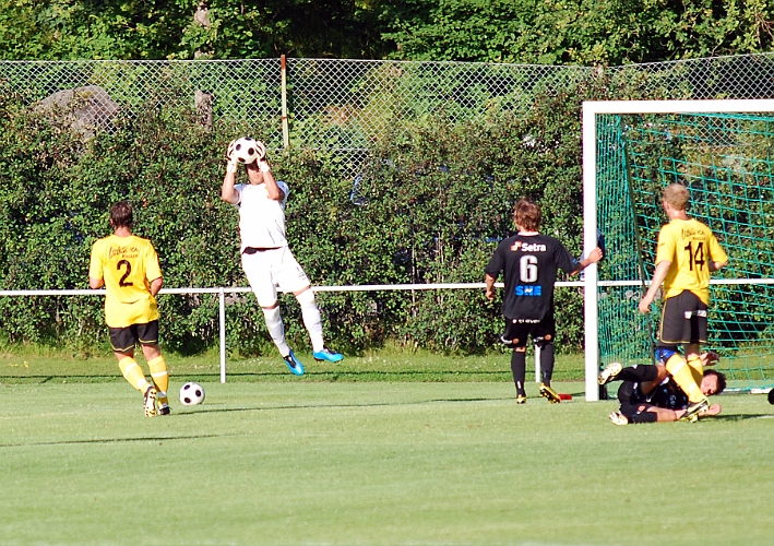 2011_0719_18.JPG - Regis Colombelli gör ett av få ingrepp i 1:a halvlek