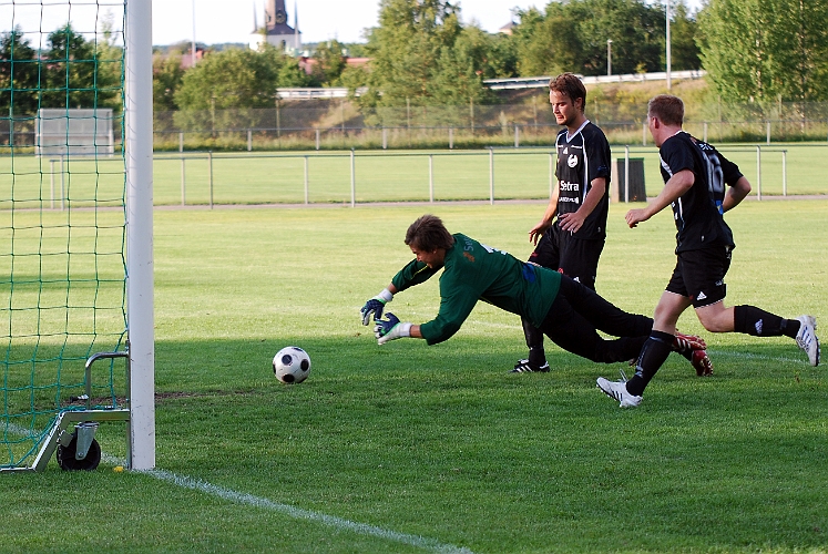 2011_0719_22.JPG - . . . . som dock stannar på ett par försvarare och målvakten kan ta hand om bollen