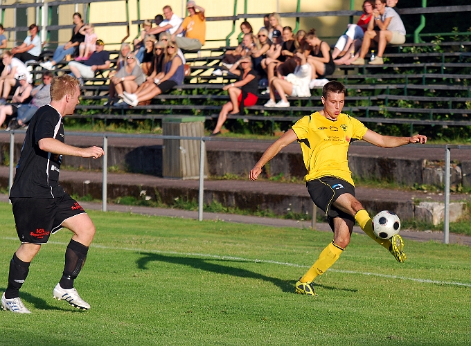 2011_0719_23.JPG - Benjamin Zairi tar in bollen innan den går över sidlinjen