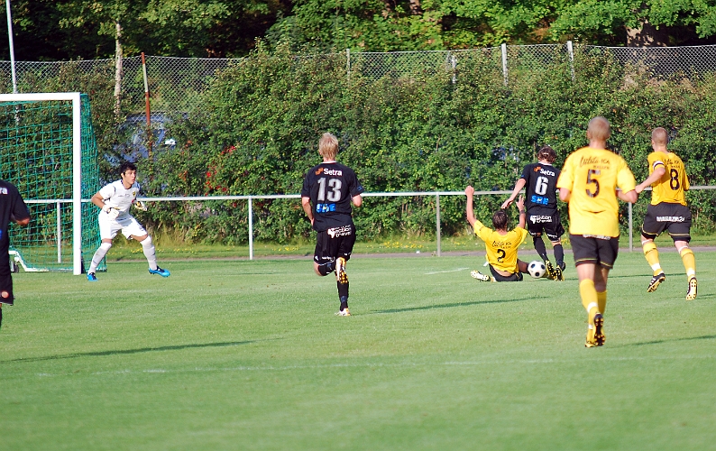 2011_0719_25.JPG - Niklas Larsson gör en förstklassig brytning i straffområdet och avvärjer ett friläge