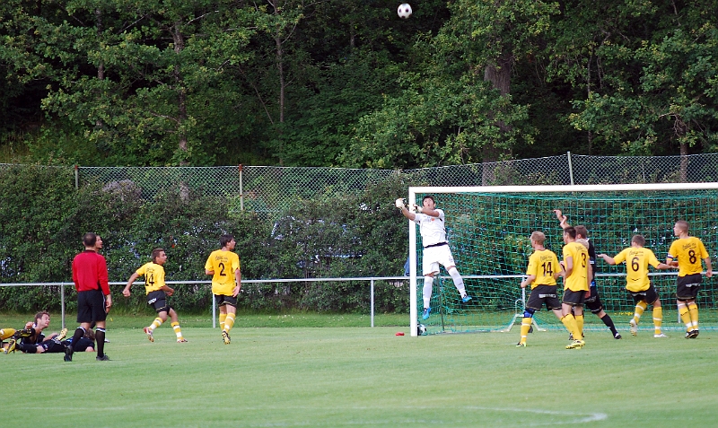 2011_0719_26.JPG - Regis Colombelli boxar undan bollen efter ett inlägg