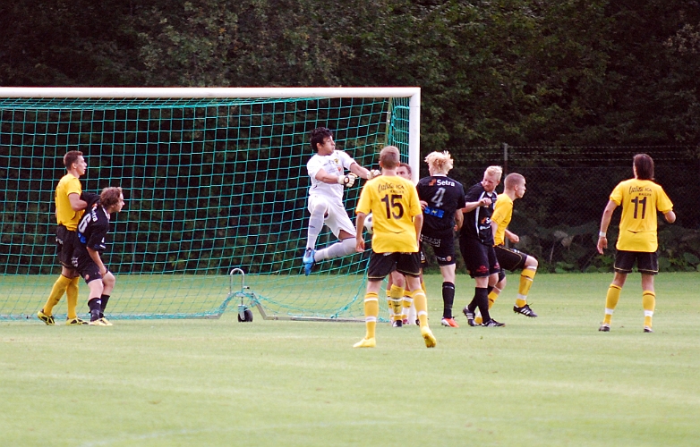 2011_0719_27.JPG - Regis Colombelli fick göra en avancerad räddning direkt i början av 2:a halvlek