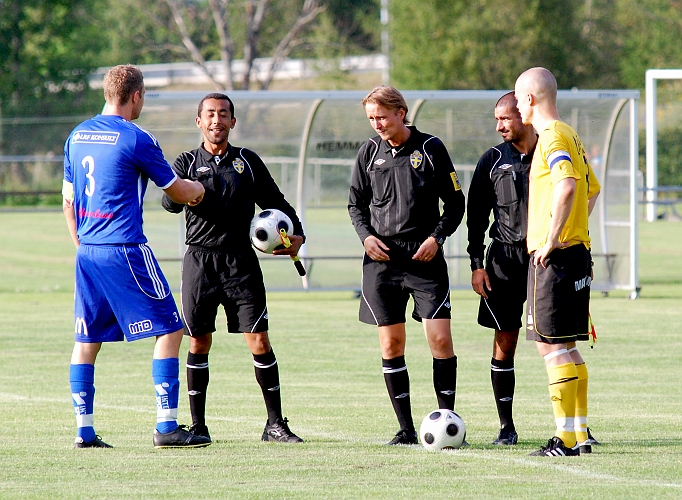 2011_0726_01.JPG - Lagkaptenerna hälsar på domarna