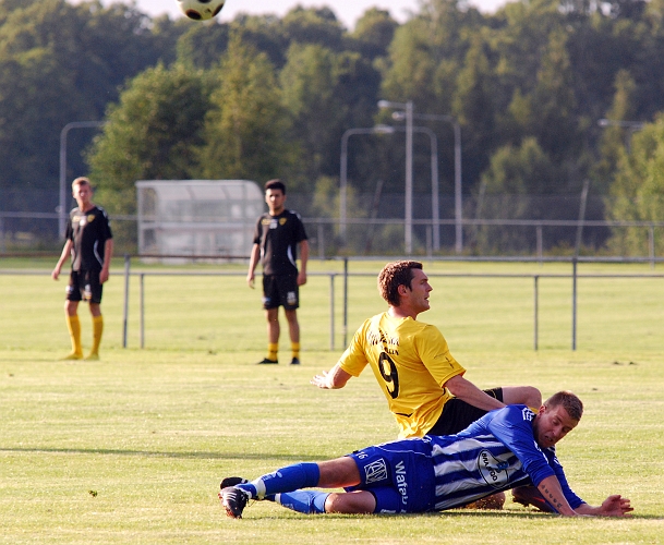 2011_0726_02.JPG - Dennis Jansson i närkamp med en Ölmeförsvarare