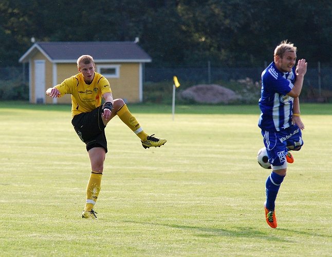 2011_0726_09.JPG - Filip Stjernfeldt skjuter bollen rakt på en Ölmespelare