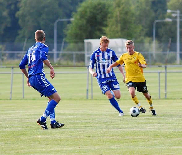 2011_0726_12.JPG - Dervis Grabus utmanar Ölmeförsvaret från sin kant