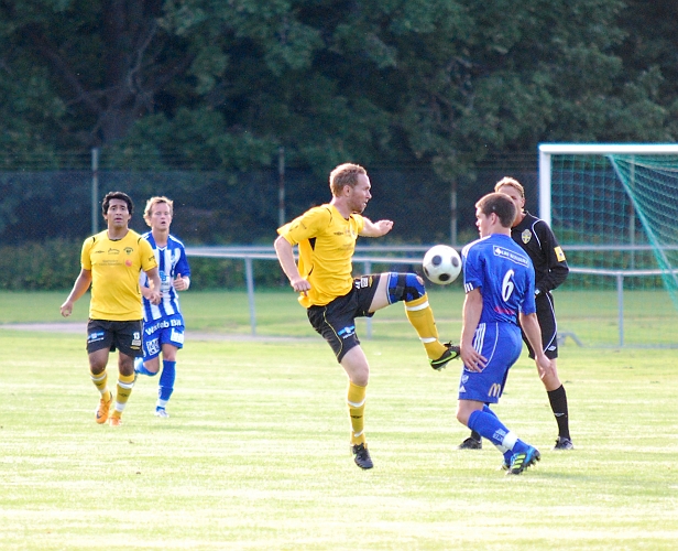 2011_0726_13.JPG - Mikael Wiker vinner bollen på mittplan