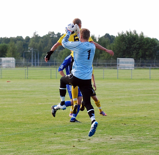 2011_0726_15.JPG - Filip Stjernfeldt når inte riktigt upp till bollen utan målvakten tar den