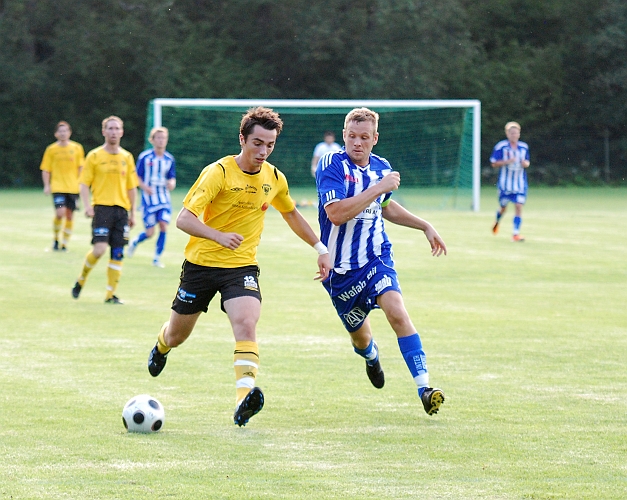 2011_0726_16.JPG - Anel Coralic får ett läge att avsluta mot mål