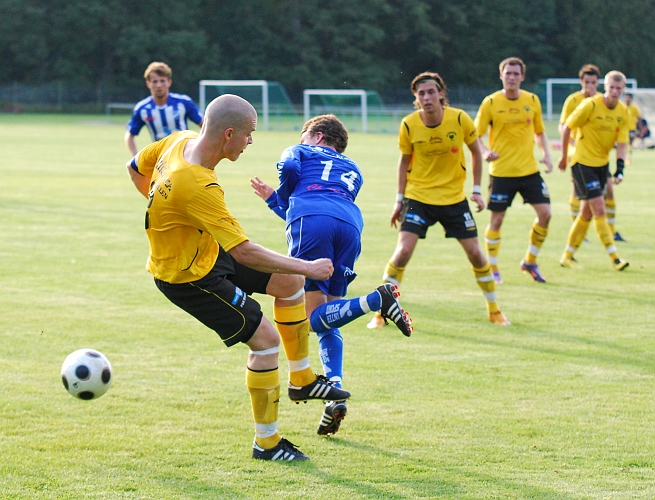 2011_0726_17.JPG - Gustav Gustavsson i närkamp om bollen efter en offensiv hörna