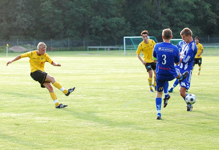 2011_0726_19.JPG - Södra's bästa målchans i 1:a halvlek har Dervis Grabus när han skjuter och målvakten får sträcka ut så mycket han förmår och tippar bollen till hörna