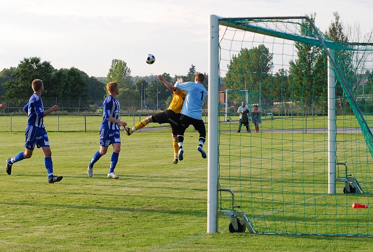 2011_0726_20.JPG - Gustav Gustavsson försöker att nicka bollen men målvakten är bra med och avvärjer