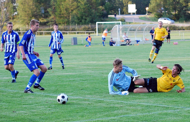 2011_0726_25.JPG - . . . . målchansen blir till inspark.