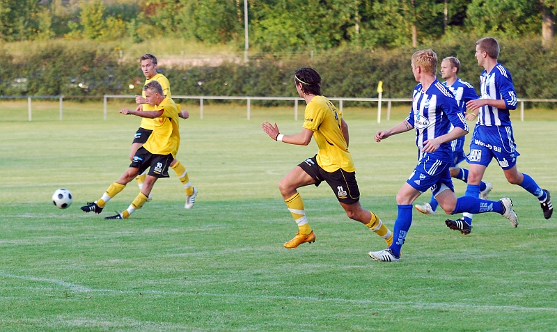 2011_0726_26.JPG - Dervis Grabus testar med ett distansskott