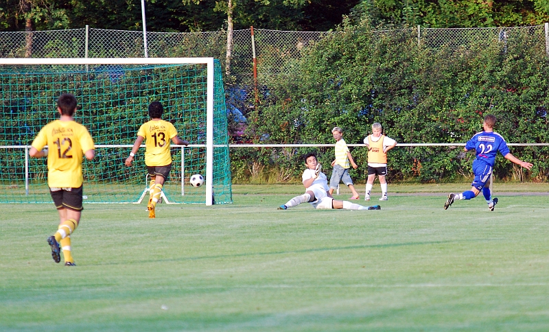 2011_0726_27.JPG - Ölme rullar in 0-2 efter ca.15 min i 2:a halvlek