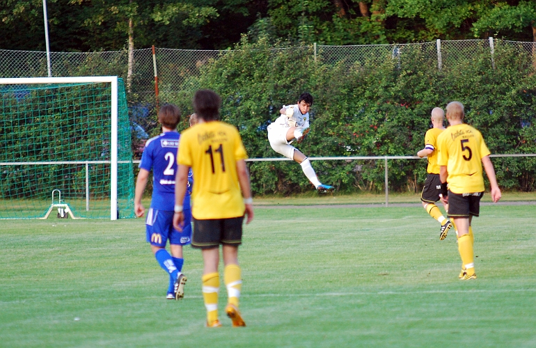 2011_0726_28.JPG - Spiken i kistan 0-3 till Ölme när Regis Colombelli missar i sin utrusning, målskytten är skymd.