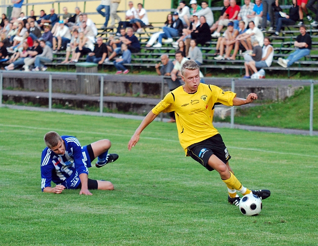 2011_0726_29.JPG - Dervis Grabus dribblar sig förbi sin försvarare på kanten
